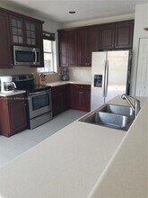 4719 NW 96th Pl in Doral, FL - Foto de edificio - Building Photo