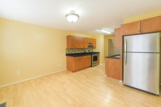 8207 Stationhouse Ct in Lorton, VA - Building Photo - Building Photo