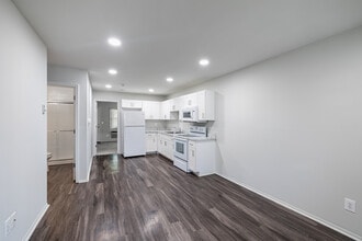 Zen Long Island at Amityville 55+ Community in Amityville, NY - Foto de edificio - Interior Photo