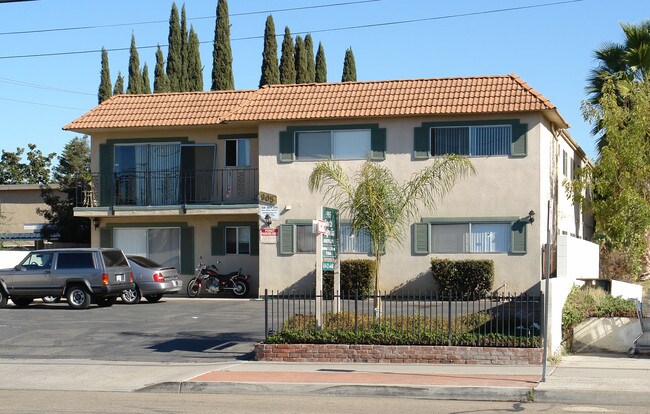 905 S Magnolia Ave in El Cajon, CA - Foto de edificio - Building Photo