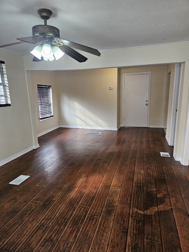 9804 N 11th St, Unit Down in Tampa, FL - Foto de edificio - Building Photo