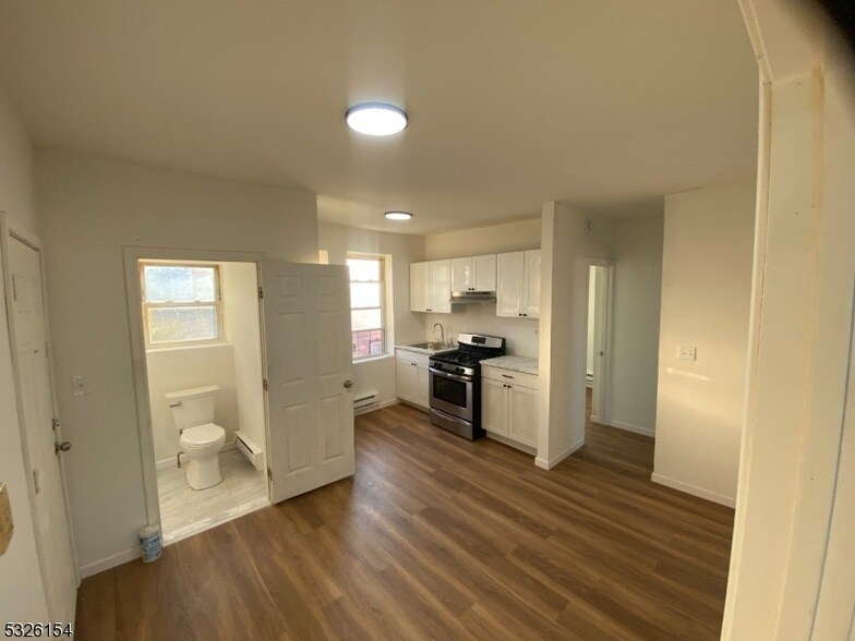 84 Pine St in Elizabeth, NJ - Building Photo