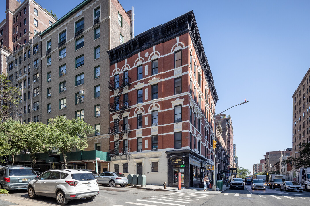 Landmark in New York, NY - Building Photo