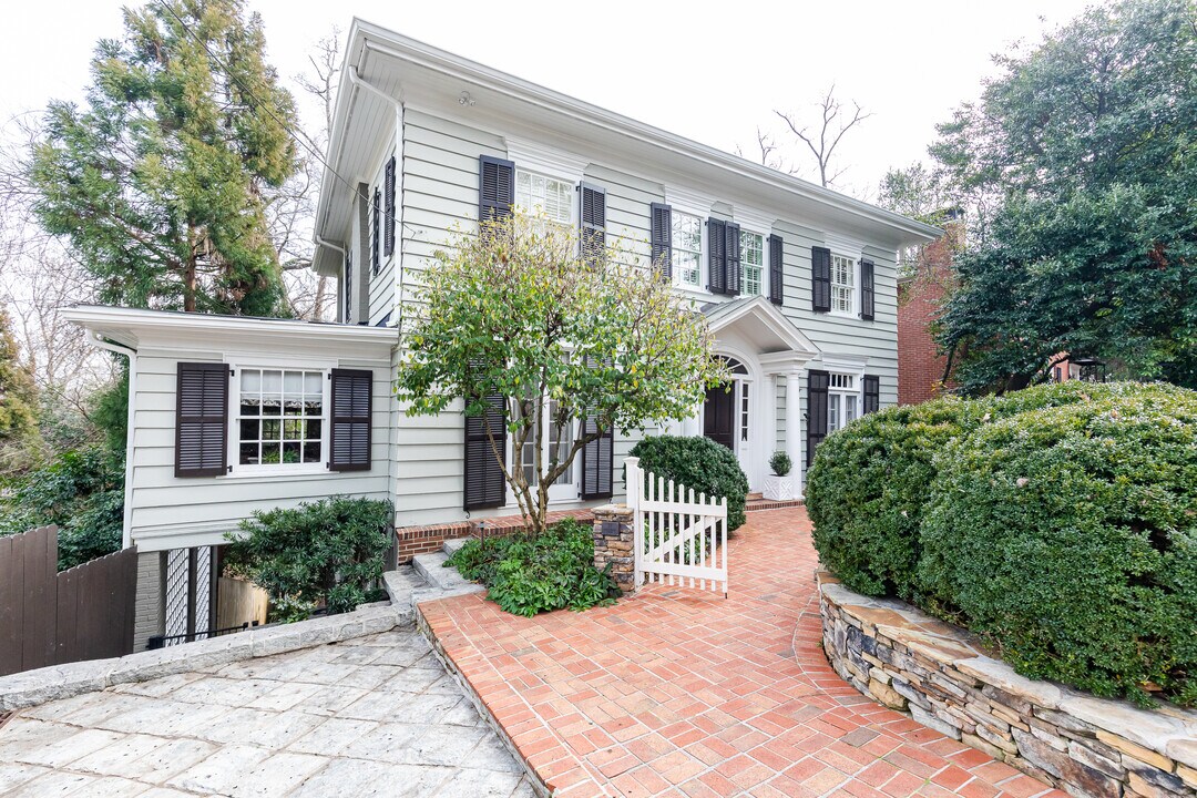 37 Montgomery Ferry Dr NE in Atlanta, GA - Building Photo
