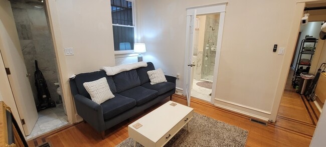 1825 S Broad St, Unit 1 in Philadelphia, PA - Building Photo - Building Photo