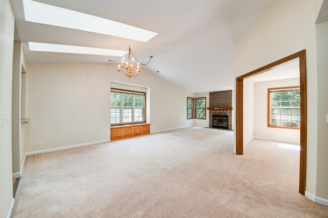 326 Debbie Ln in Schaumburg, IL - Building Photo - Building Photo