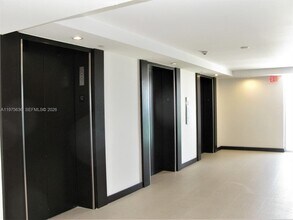 5701 Collins Ave in Miami Beach, FL - Foto de edificio - Building Photo