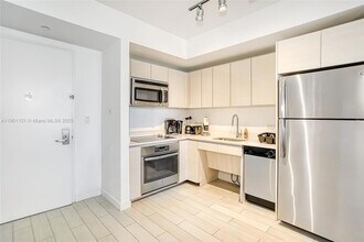 2602 E Hallandale Beach Blvd, Unit R2304 in Hallandale Beach, FL - Building Photo - Building Photo