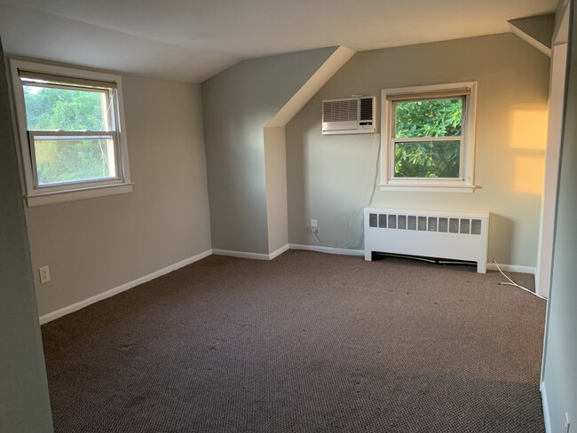 392 Sherbrooke Rd, Unit upstairs