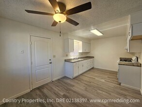 2582 Rainbow Ln in Redding, CA - Building Photo - Building Photo