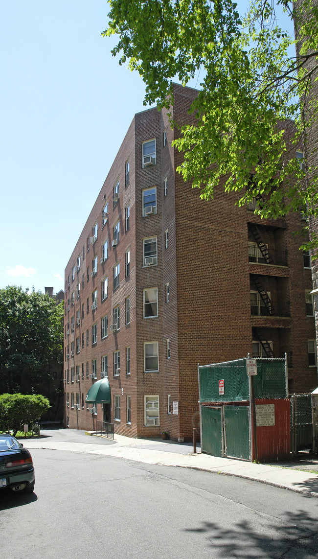 12 Westchester Ave in White Plains, NY - Building Photo - Building Photo