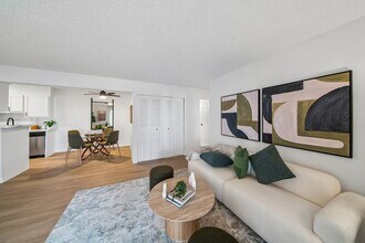 ReNew Pinehurst in Denver, CO - Foto de edificio - Building Photo