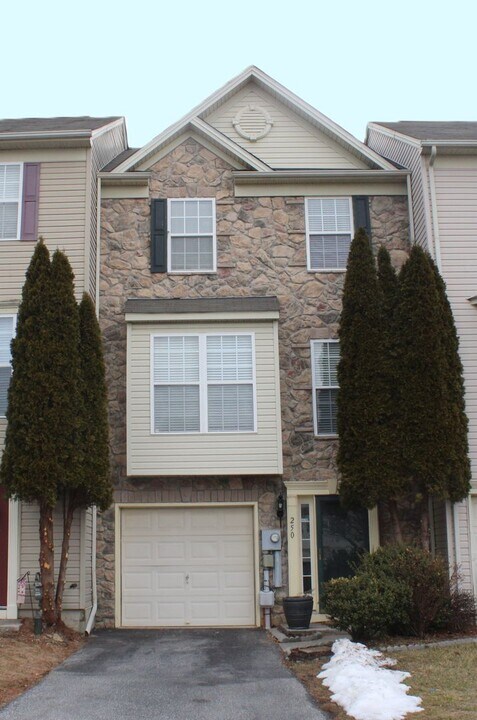 250 Country Ridge Dr in Red Lion, PA - Building Photo