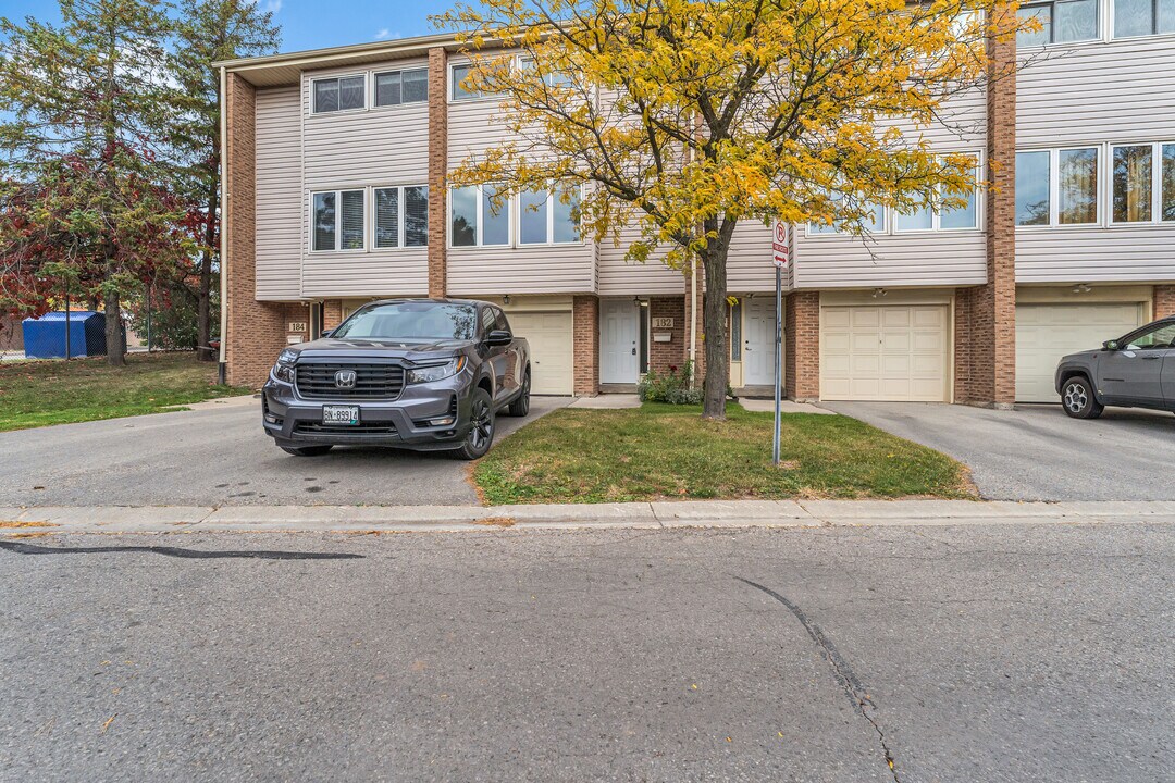 700 Osgoode Dr in London, ON - Building Photo