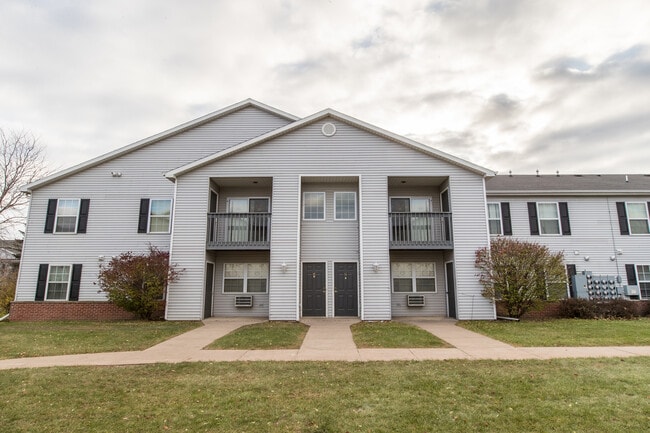 Jackson Farms Apartments in Oshkosh, WI - Foto de edificio - Building Photo