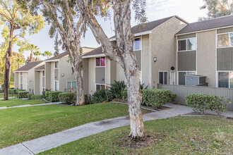 Lake Park Villa in San Diego, CA - Building Photo - Primary Photo