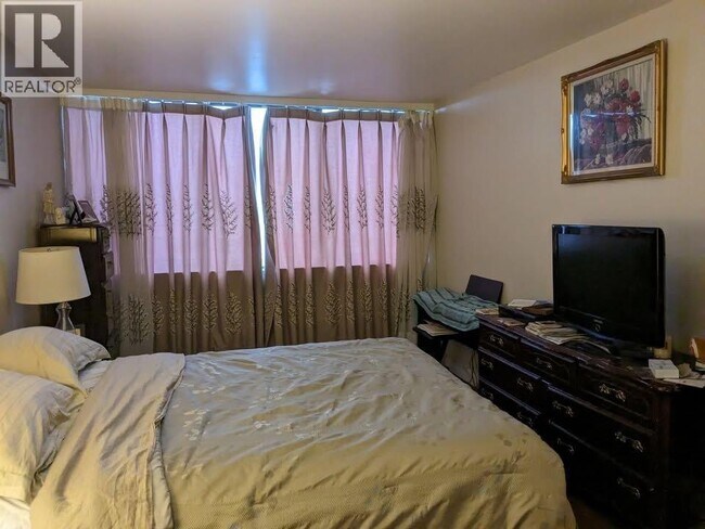 2060 Bellwood Ave in Burnaby, BC - Building Photo - Building Photo