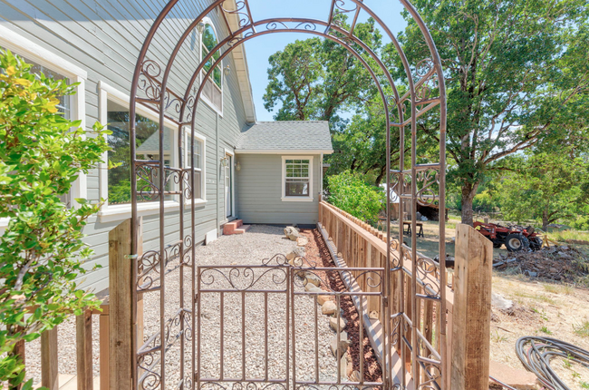 6155 Tunnel Loop Rd in Grants Pass, OR - Foto de edificio - Building Photo