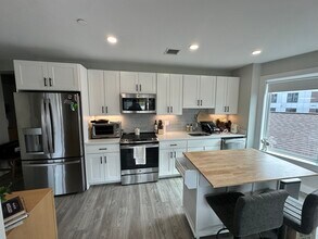 206 Old Colony Ave, Unit 301 in Boston, MA - Building Photo - Building Photo