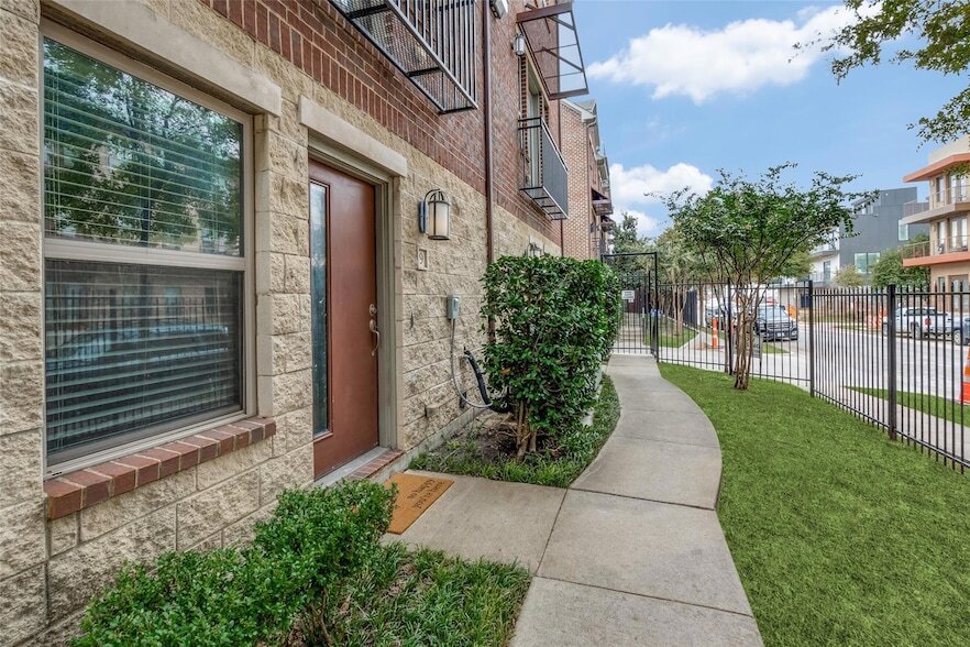 4323 Dickason Ave, Unit 3809-B in Dallas, TX - Building Photo