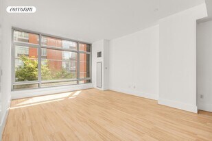 165 W 18th St in New York, NY - Building Photo