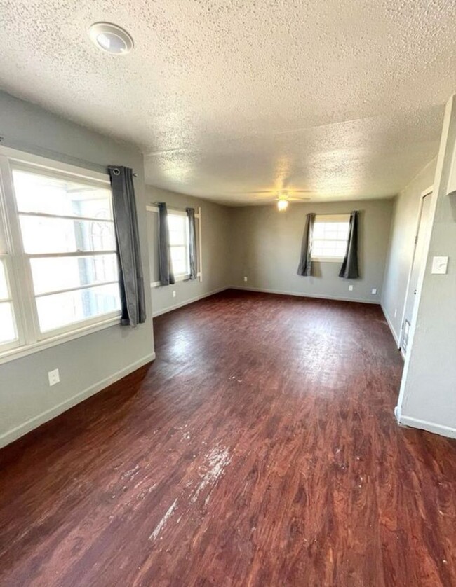 2438 E 30th St in Lubbock, TX - Building Photo - Building Photo