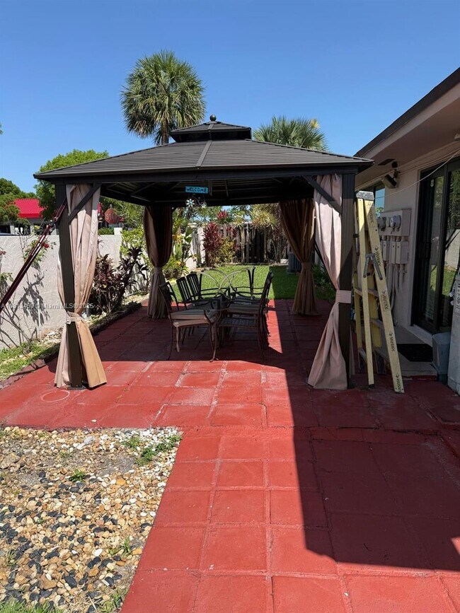 2200 SW 122nd Ave in Miami, FL - Building Photo - Building Photo