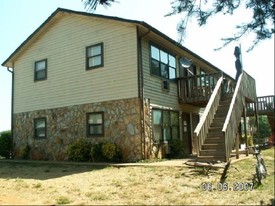146-162 Pinecrest Cir in Cleveland, GA - Building Photo