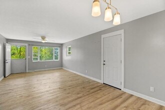 78 Aiken Place Rd in Hendersonville, NC - Foto de edificio - Building Photo