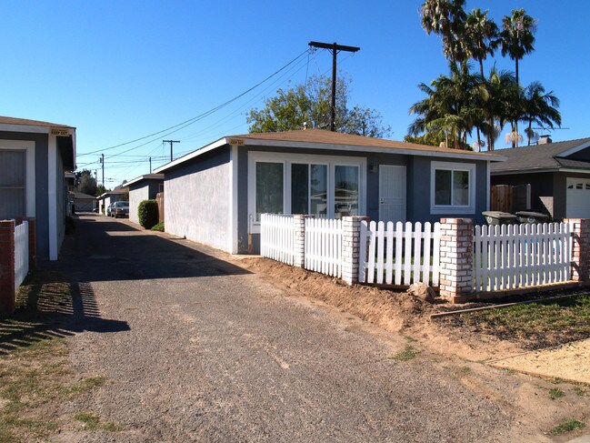 229,231 Albert/230-232 Ce in Costa Mesa, CA - Building Photo - Building Photo