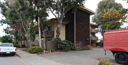 300 Oxford Way in Belmont, CA - Building Photo - Building Photo