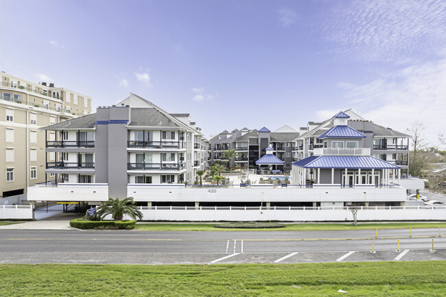 Pontchartrain Place Condominiums in Metairie, LA - Foto de edificio - Building Photo