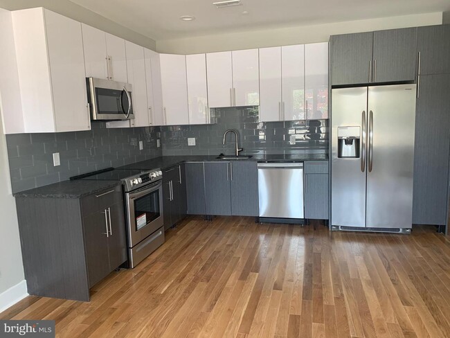 1638 Cambridge St, Unit A in Philadelphia, PA - Building Photo - Building Photo