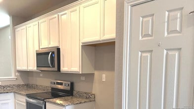 Room in House on Sweetgrass in Canyon Lake, TX - Building Photo - Building Photo