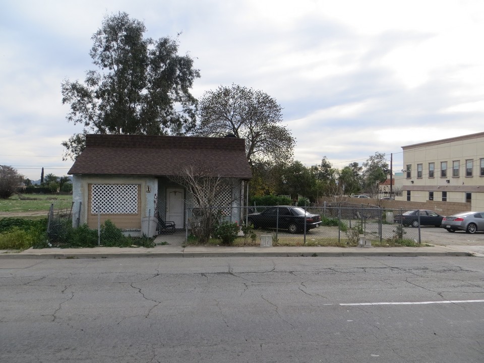 16171 Foothill Blvd in Fontana, CA - Building Photo