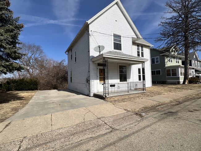 451 W 16th St in Dubuque, IA - Foto de edificio - Building Photo