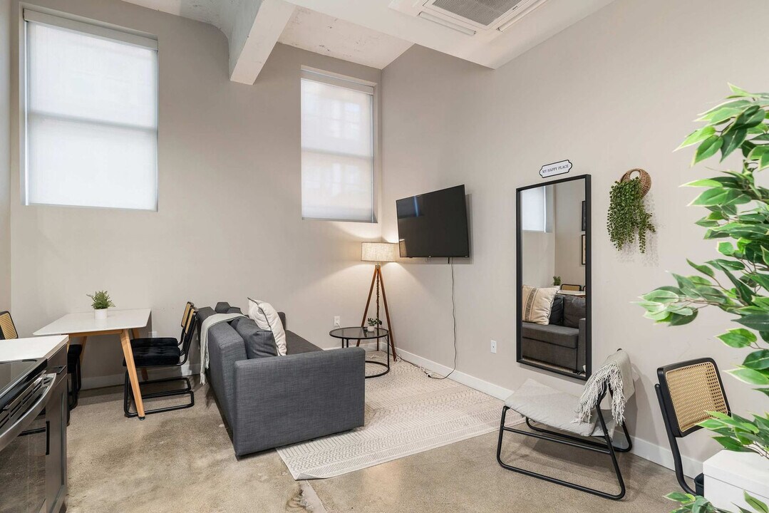 205 W 4th St in Cincinnati, OH - Building Photo