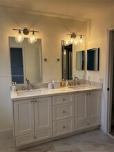 4460 NW 102nd Pl in Doral, FL - Building Photo - Building Photo