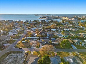 2470 Del Rio Way in Dunedin, FL - Building Photo - Building Photo