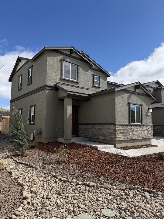 8426 Redwood Dawn Dr in Reno, NV - Building Photo