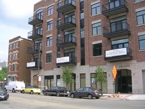 711 W Grand Ave in Chicago, IL - Building Photo - Building Photo