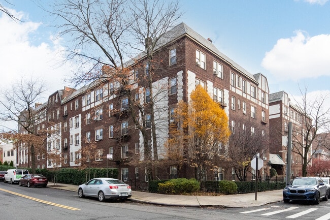 Talbot Gardens in Kew Gardens, NY - Foto de edificio - Building Photo