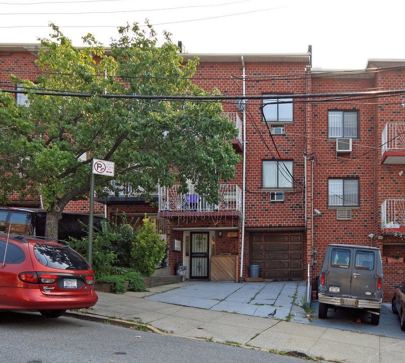 48-55 58th Ln in Flushing, NY - Building Photo