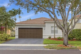 1039 Bluewood Terrace in Weston, FL - Building Photo