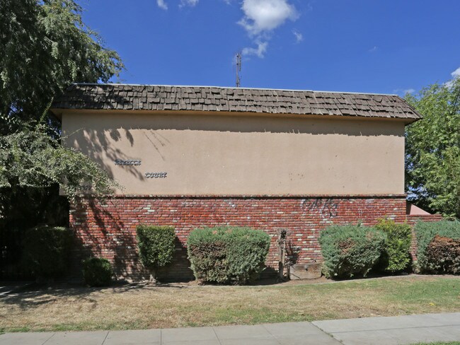 3377 E Sierra Madre Ave in Fresno, CA - Building Photo - Building Photo