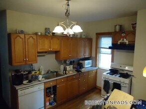 346 Faneuil St, Unit 2 in Boston, MA - Foto de edificio - Building Photo