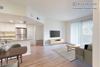 1571 Flynn Rd in Camarillo, CA - Building Photo - Building Photo