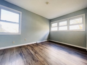 14 Southbury Rd in Clifton Park, NY - Foto de edificio - Building Photo