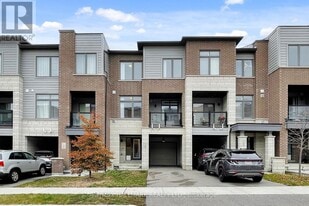 106 Bravo Ln in Newmarket, ON - Building Photo