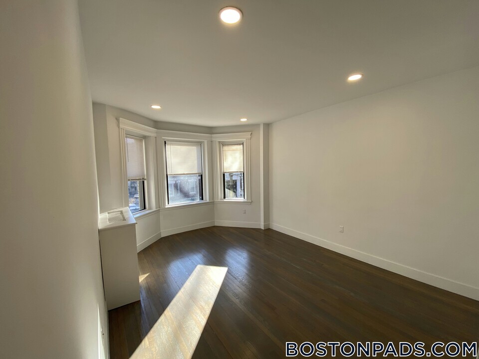 11 Queensberry St in Boston, MA - Building Photo
